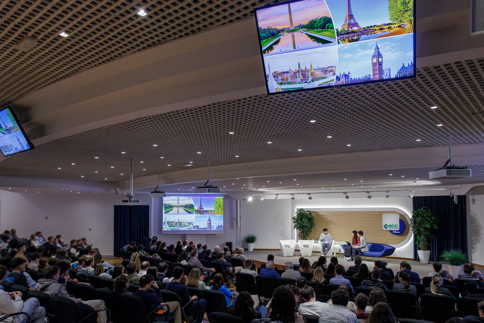 Il palco dell'Auditorium di BCC Milano durante il convegno "Giovani e Impresa"