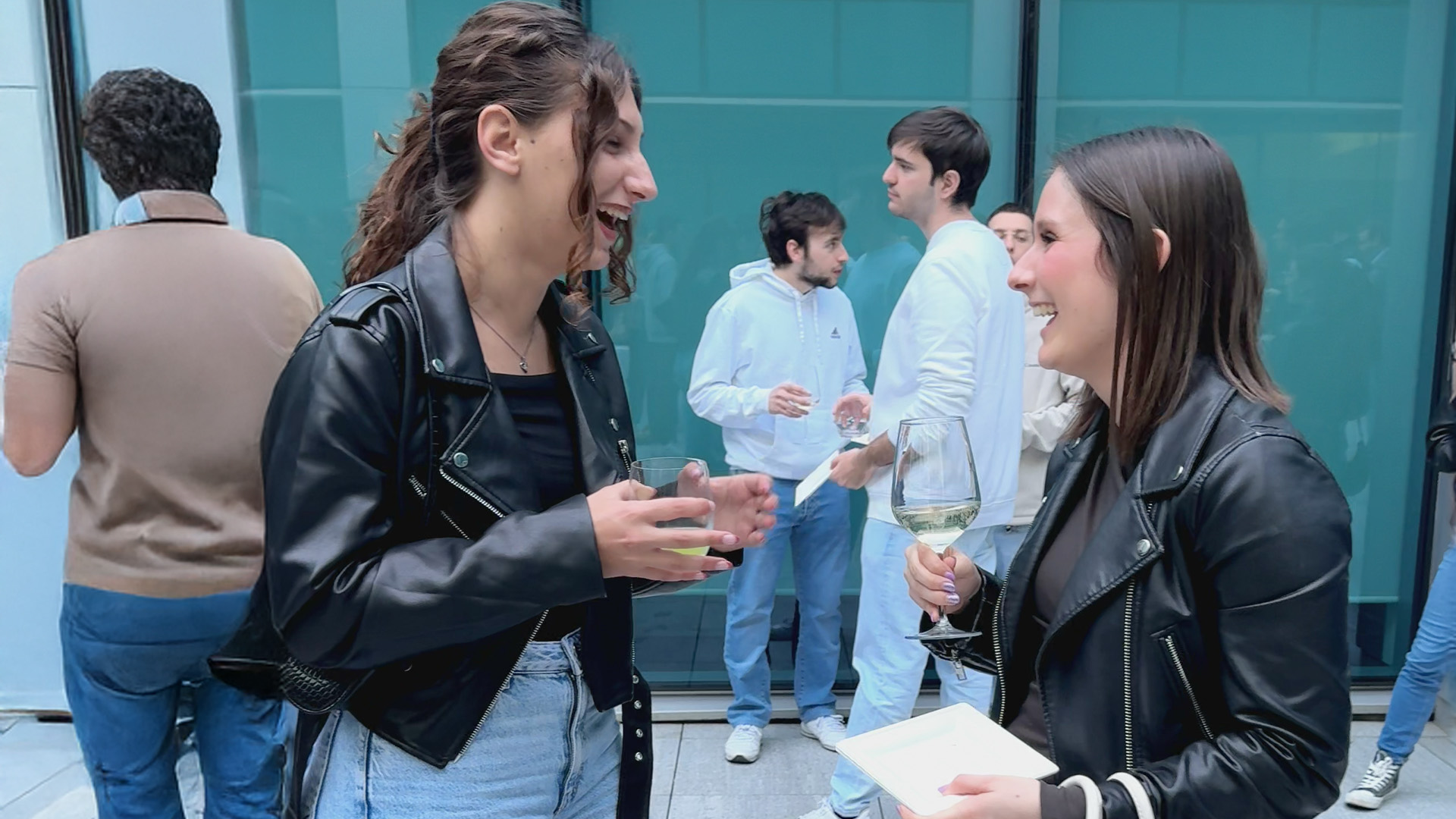 Giovani che fanno conoscenza durate il rinfresco che ha preceduto il convegno "Giovani e impresa"