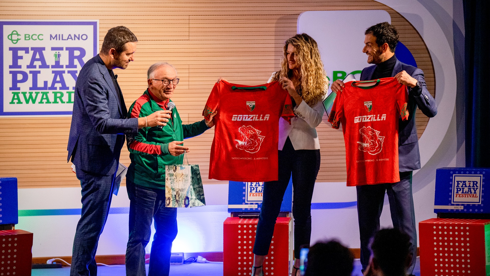 ASD Cassina Calcio, premiata da ASO Cernusco, per un kit gara reso unico da peculiari simbologie contro il razzismo