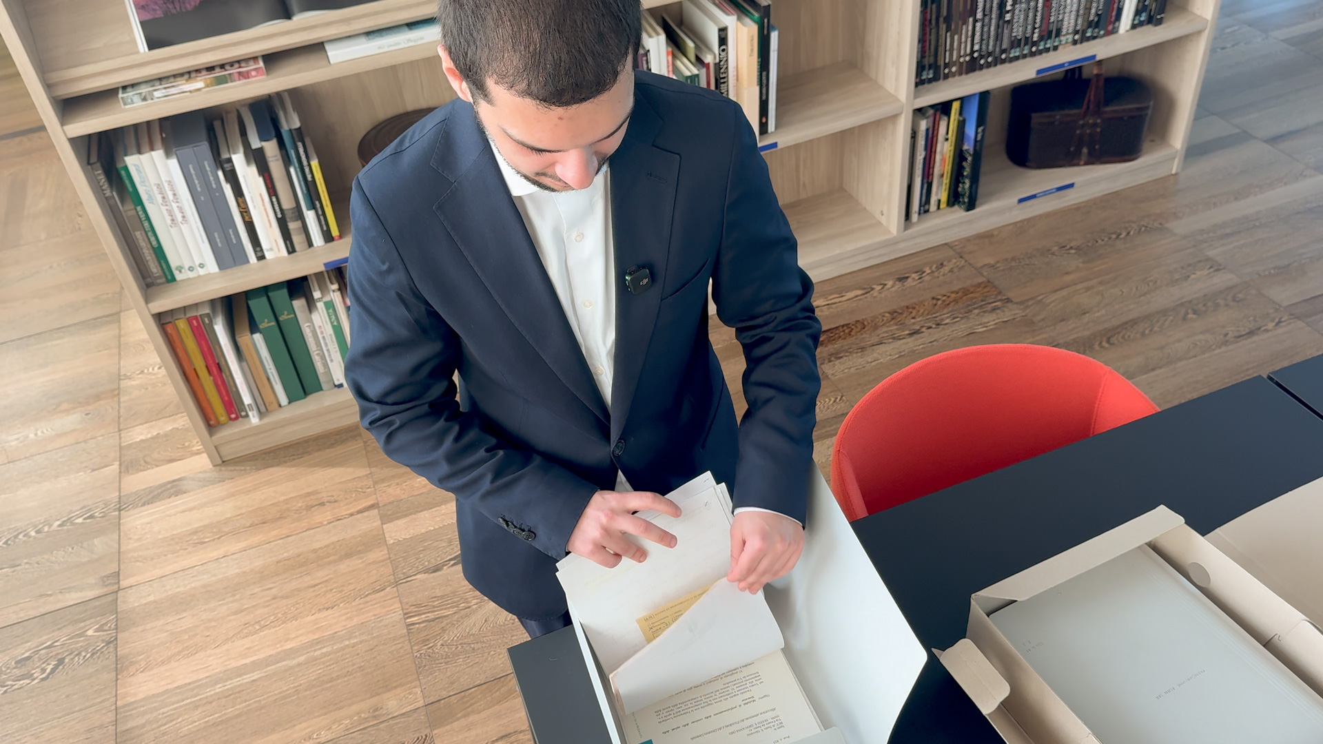 Matteo Mirabello consulta i documenti storici di BCC Milano