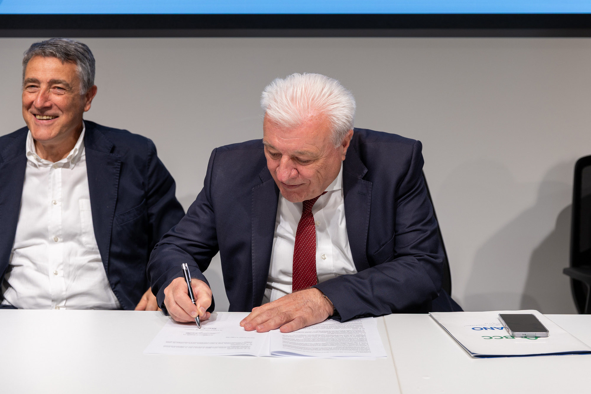Il momento della firma dell'accordo.