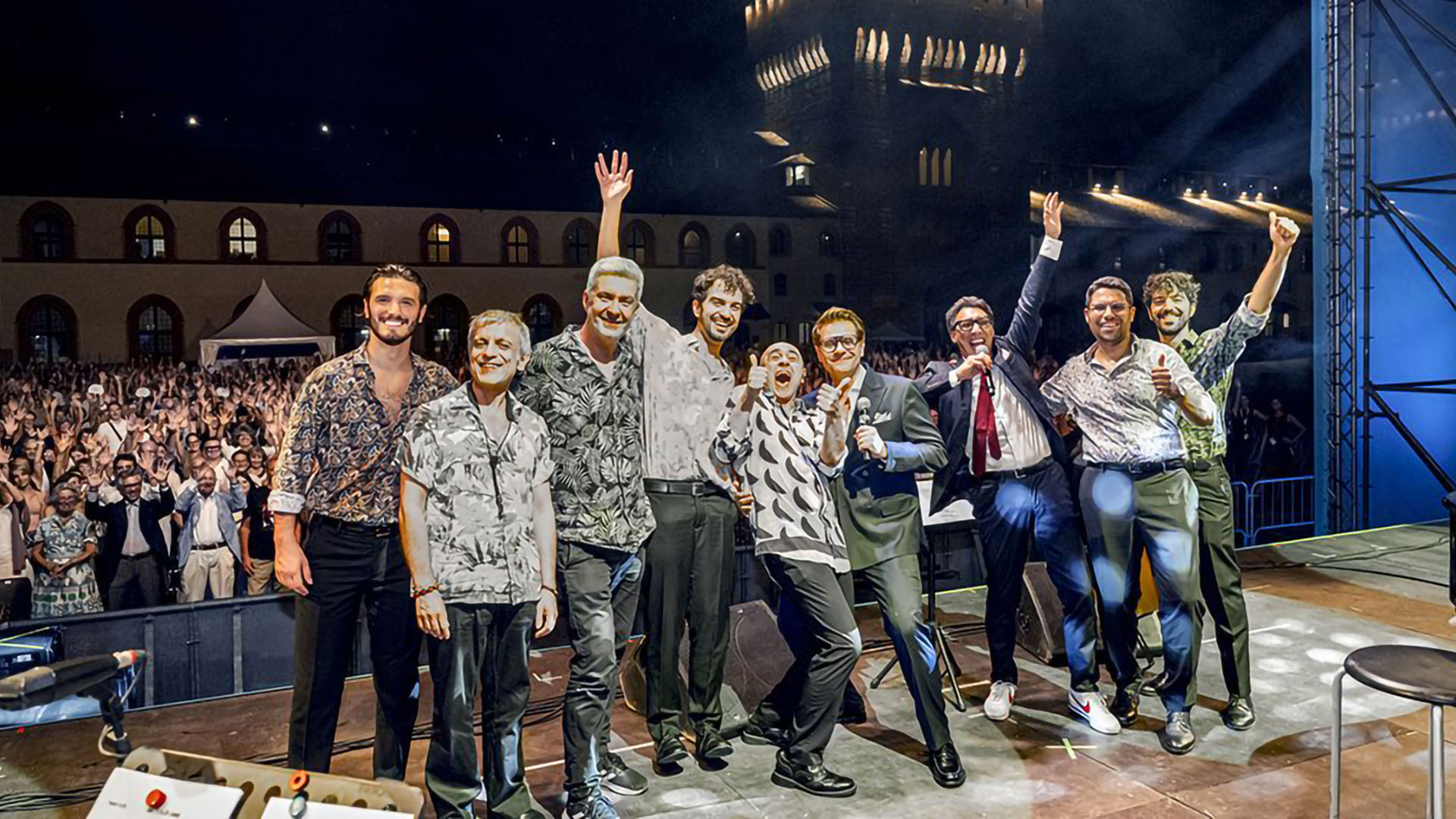 Foto di gruppo sul palco di O Vivere o Ridere