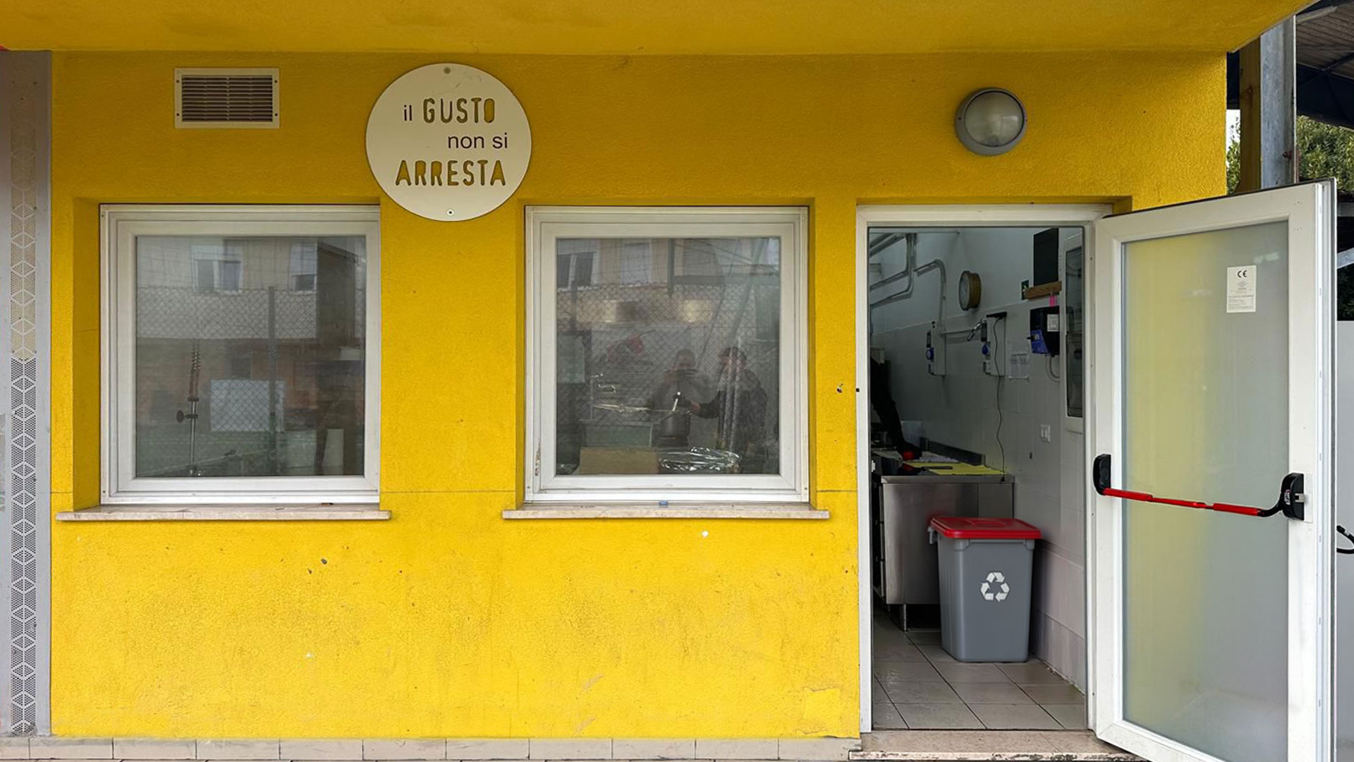 L'ingresso della cucina di Kairós