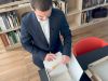Matteo Mirabello consulta i documenti storici di BCC Milano