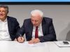 Il momento della firma dell'accordo.