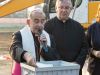 Mons. Delpini con la pergamena commemorativa della posa della prima pietra