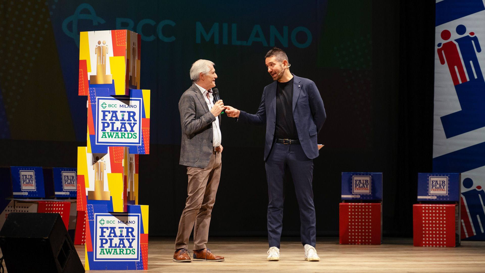 Il Vicepresidente Giovanni Maggioni e Marco Cattaneo sul palco dei BCC Milano Fair Play Awards