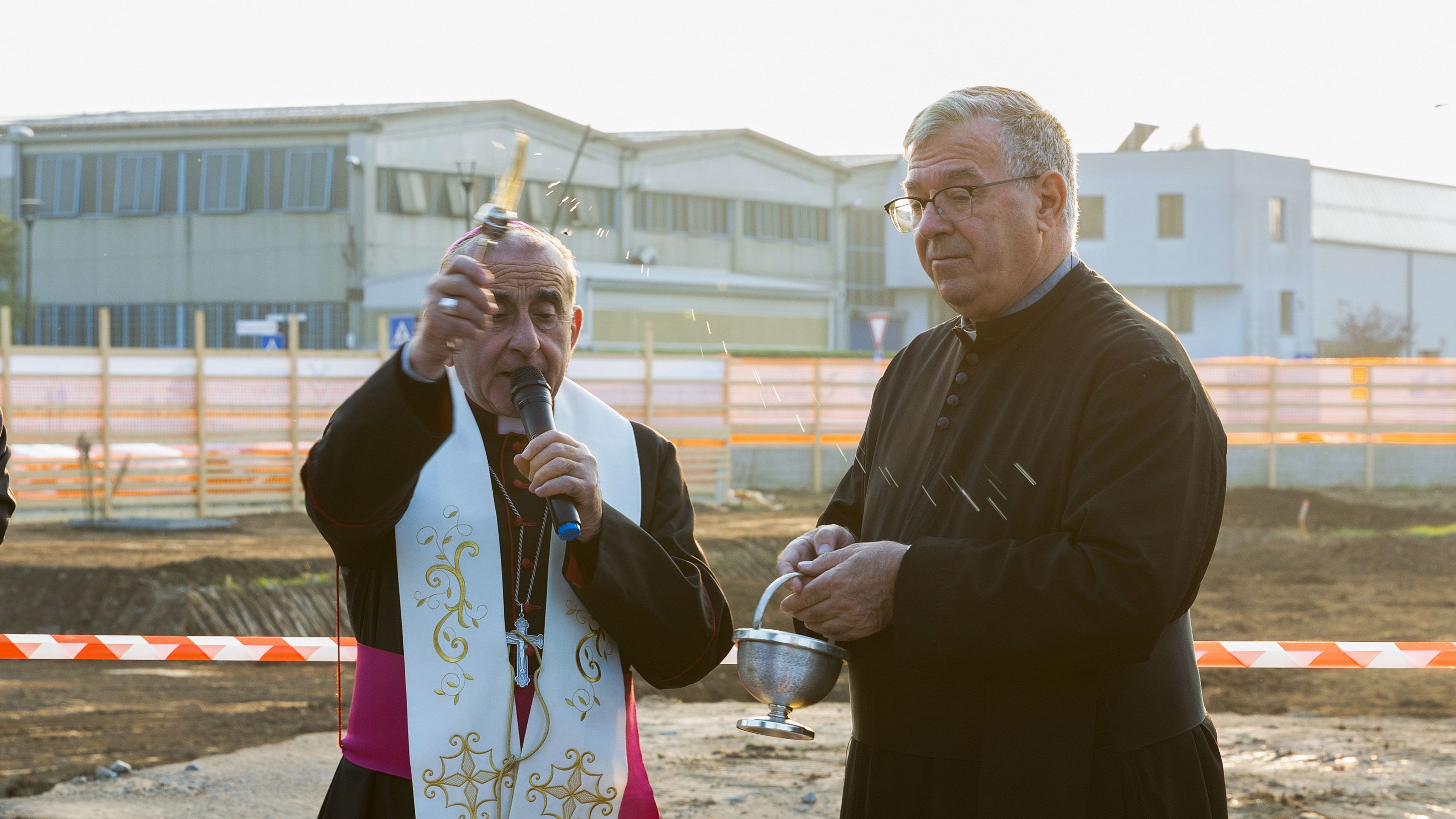 La benedizione dell'Arcivescovo Mario Delpini al cantiere del nuovo Polo di Eccellenza Alzheimer 