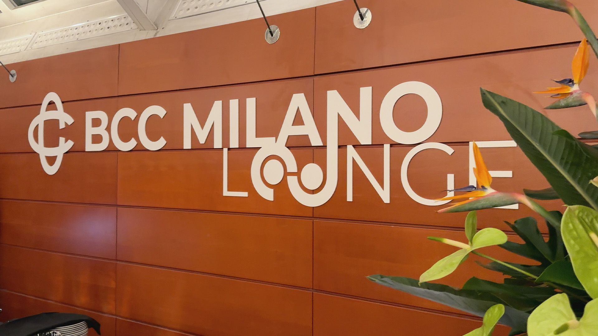 Il logo dell'area lounge di BCC Milano all'interno del Teatro